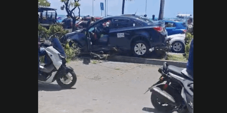 Taxista que sufrió pérdida de una llanta desvió el vehículo hacia el separador de la Newball para evitar arrollar a motociclistas que esperaban el cambio de luz del semáforo frente a la Gobernación 